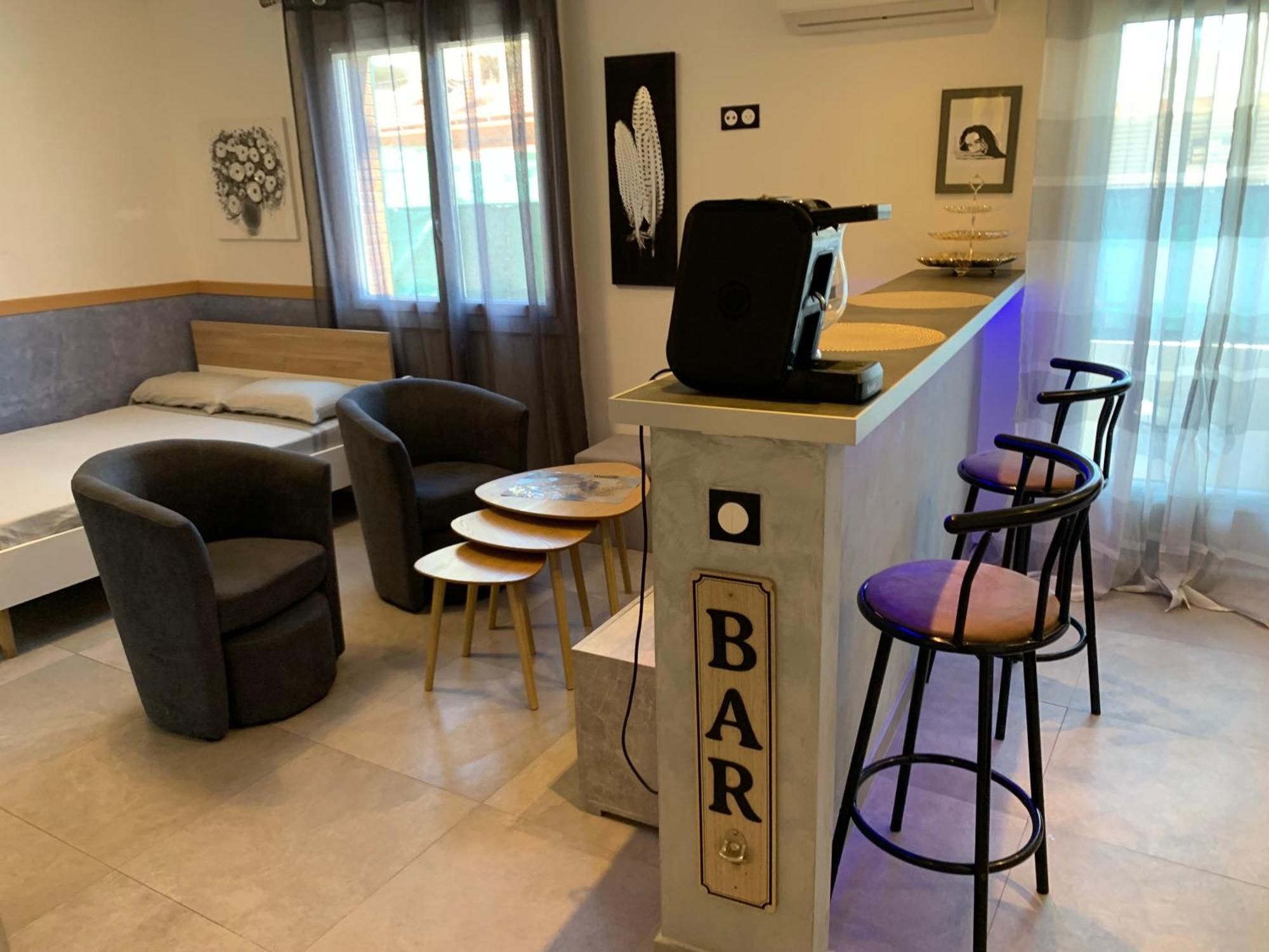 Grand Studio Tres Agreable Avec Bar, Cuisine Et Terrasse Cagnes-sur-Mer Exterior foto